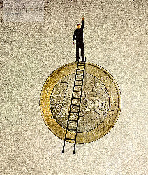 Mann winkt von oben auf einer übergroßen Ein-Euro-Münze in Richtung Kamera