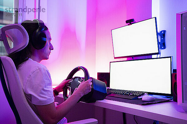 Gamer spielt Fahrvideospiel auf der Gaming-Station