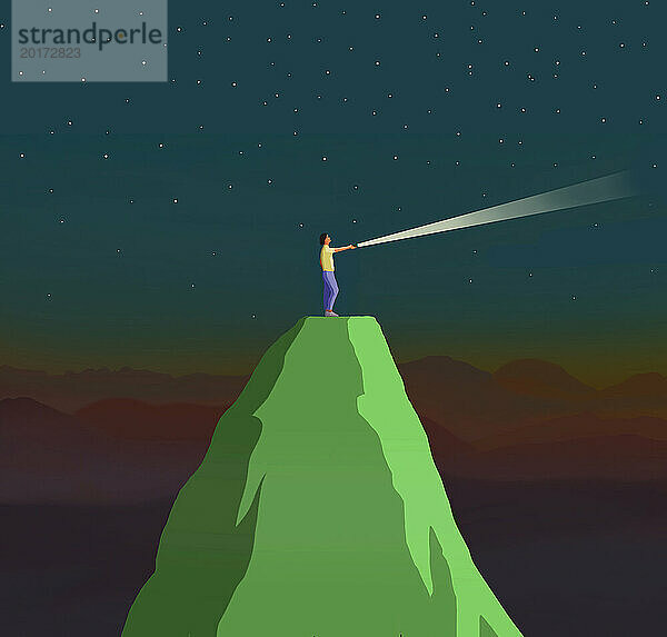 Frau steht auf einem Berggipfel und strahlt Licht in den Nachthimmel
