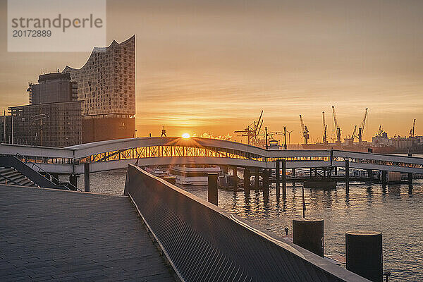 Deutschland  Hamburg  St. Pauli-Pier bei stimmungsvollem Sonnenaufgang mit der Elbphilharmonie im Hintergrund