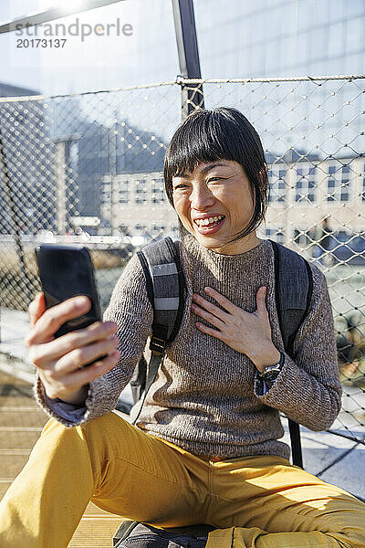 Glückliche reife Frau  die per Videoanruf über ihr Mobiltelefon spricht