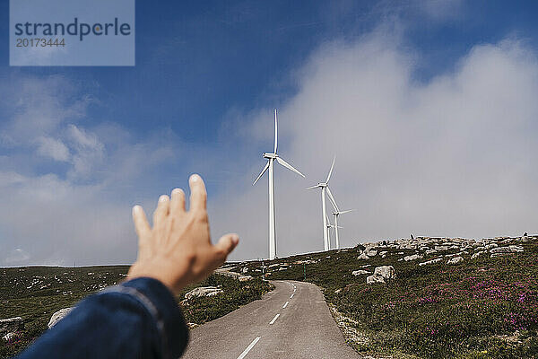 Spanien  Madrid  POV einer Frau  die nach Windparkturbinen greift  die im Hintergrund stehen