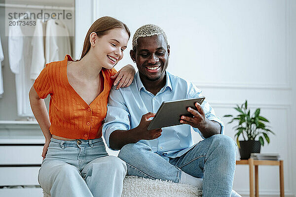 Glückliches junges Paar mit Tablet-PC