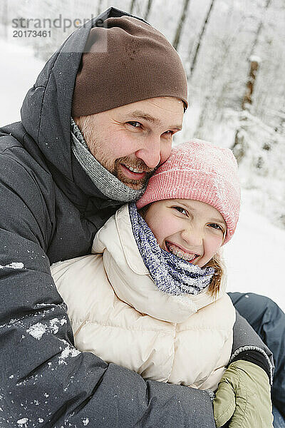 Glücklicher Vater und Tochter  die Spaß im Winterwald haben