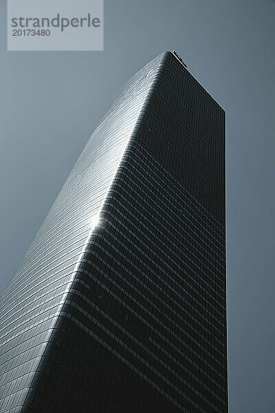 USA  Bundesstaat New York  New York City  Außenansicht eines hohen modernen Wolkenkratzers