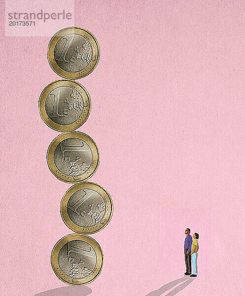 Zwei Personen betrachten eine instabile Säule mit übergroßen Ein-Euro-Münzen