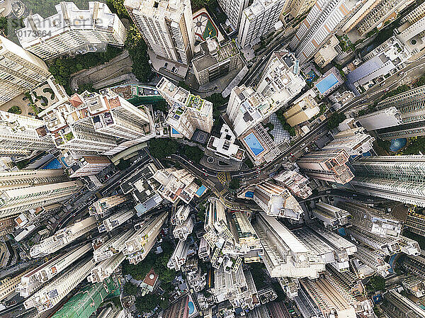 Moderne Hochhäuser mit kurvenreicher Straße in der Stadt Hongkong