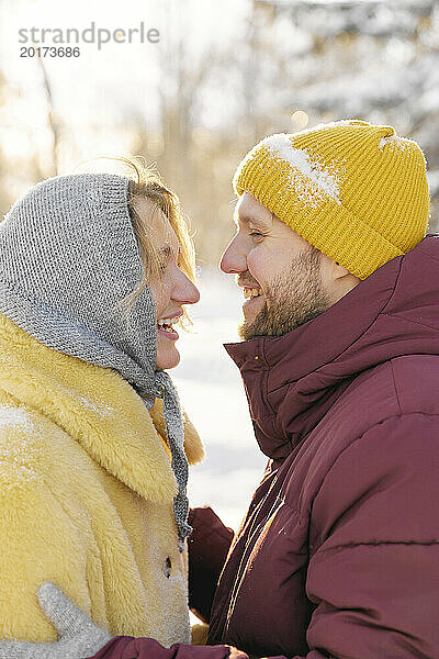 Fröhliches Paar genießt den Winter