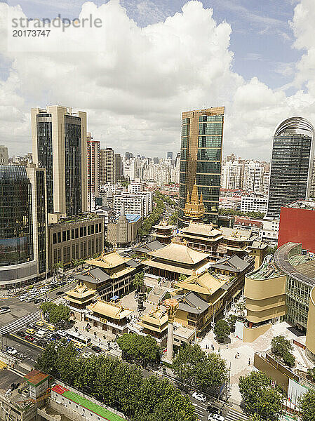 Jing'an-Tempel mit verschiedenen Gebäuden in der Stadt Shanghai an einem sonnigen Tag