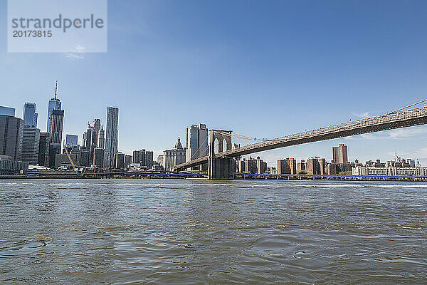 USA  New York State  New York City  Brooklyn Bridge mit der Skyline von Manhattan im Hintergrund