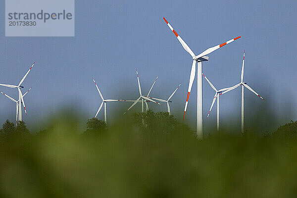 Windkraftanlagen in ländlicher Landschaft