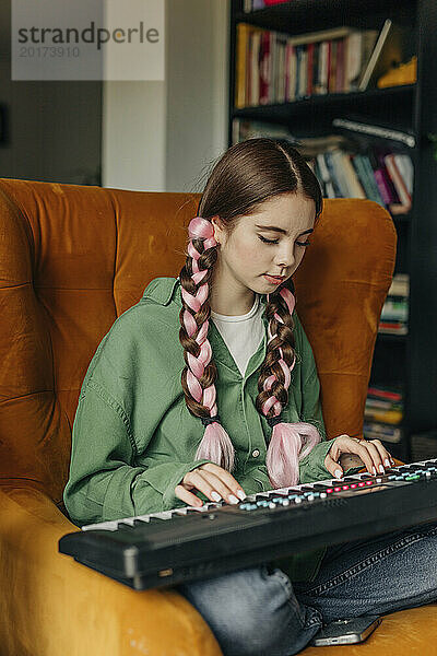 Junge Frau spielt zu Hause Klavier