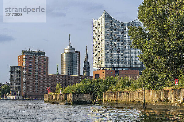 Deutschland  Hamburg  Elbe mit Elbphilharmonie im Hintergrund