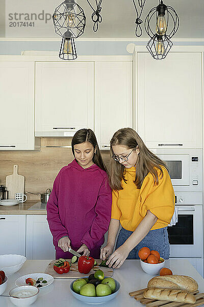 Teenager-Freunde bereiten zu Hause in der Küche Essen zu