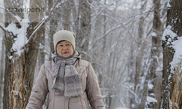 Ältere Frau trägt im Winter warme Kleidung im Park