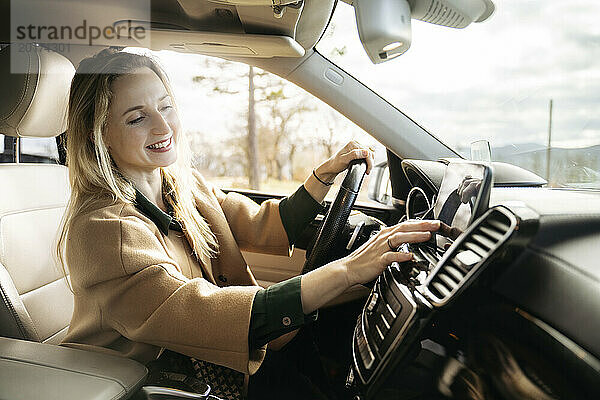 Lächelnde Frau nutzt GPS im Auto