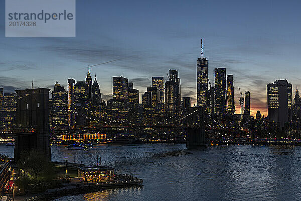 USA  New York State  New York City  Brooklyn Bridge und die Skyline von Manhattan in der Abenddämmerung