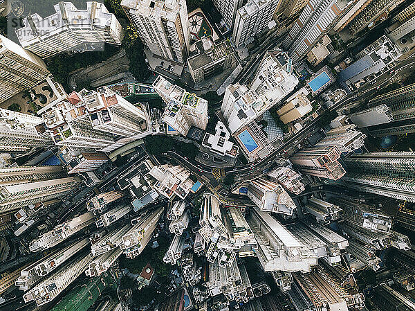 Moderne Gebäude mit kurvenreicher Straße in der Stadt Hongkong