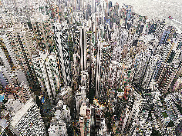 Moderne Gebäude in der Nähe des Meeres in der Stadt Hongkong