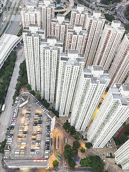 Verschiedene hohe Gebäude bei Sonnenuntergang in der Stadt Hongkong