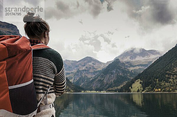 Frau mit Rucksack vor dem Vilsalpsee und den Bergen in Tirol  Österreich