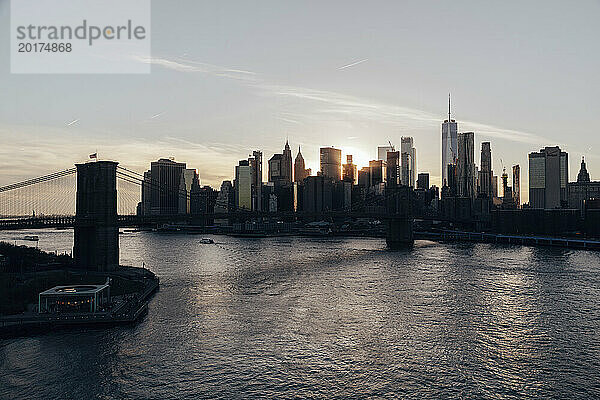 USA  New York State  New York City  Brooklyn Bridge und die Skyline von Manhattan bei Sonnenuntergang