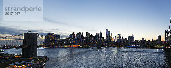 USA  Bundesstaat New York  New York City  Panoramablick auf die Brooklyn Bridge und die Skyline von Manhattan in der Abenddämmerung