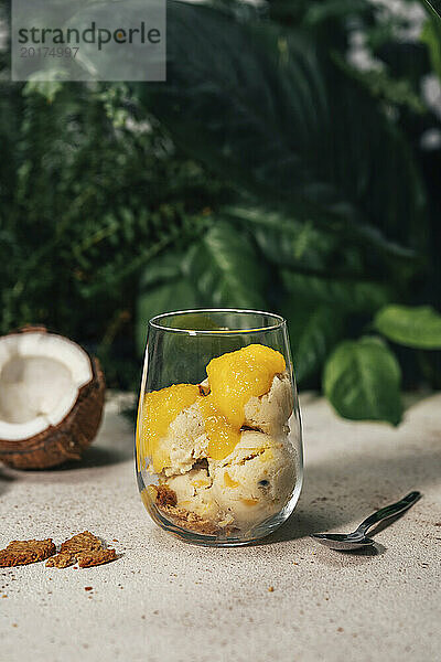 Erfrischendes Eis mit Fruchtsauce im Glas