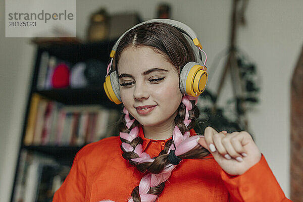 Glückliche junge Frau mit kabellosen Kopfhörern