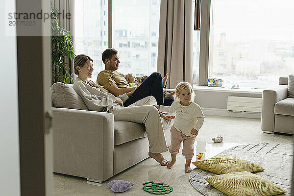Glückliche Familie sitzt auf dem Sofa und hat Spaß zu Hause