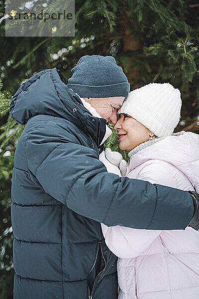 Romantisches reifes Paar im Winter von Angesicht zu Angesicht