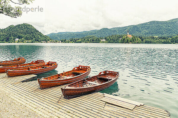 Slowenien  Oberkrain  Bled  Mietboote am Ufer des Bleder Sees im Sommer