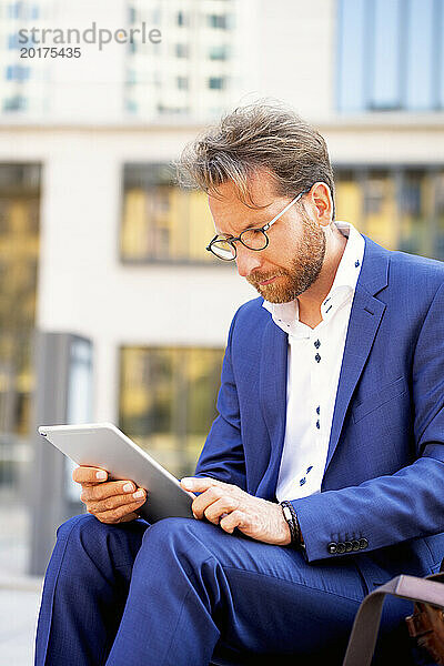 Geschäftsmann nutzt Tablet-PC in der Stadt