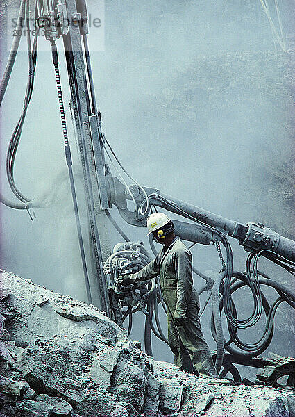 Australien. Industrie. Bau eines Tunnels. Arbeiter mit Maschinen.