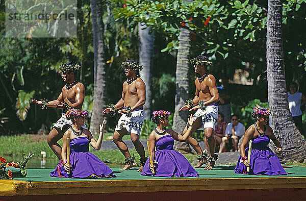 USA. Hawaii. Polynesische Kultur. Volkstänzer bei einer Bühnenshow im Freien.