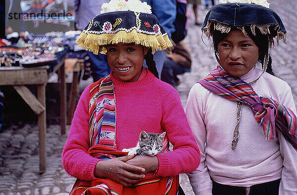 Peru. Indischer Markt in Pisac. Zwei Kinder. Einheimische Mädchen in traditioneller Kleidung.