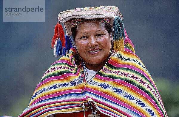 Peru. Indischer Markt in Pisac. Einheimische Frau in traditioneller Kleidung.