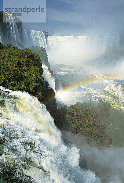 Brasilien. Iguassu-Wasserfälle. Übersicht mit Regenbogen.