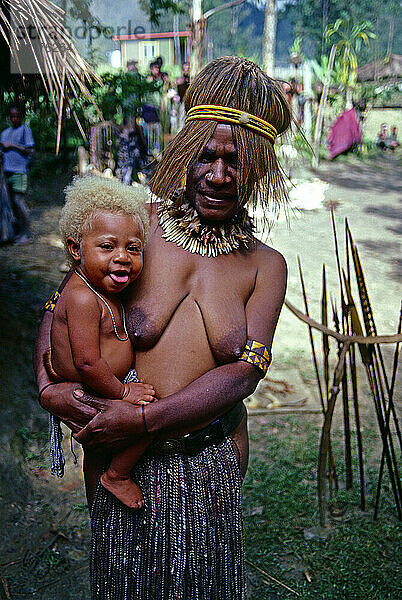 Papua Neu-Guinea. Sepik-Region. Einheimische Frau mit Kind im Dorf.