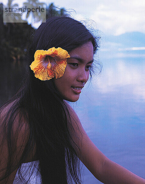 Gesellschaftsinseln. Tahiti. Schöne tahitianische Frau mit Hibiskusblüte im Haar.