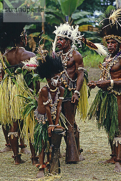 Papua Neu-Guinea. Ost-Sepik. Krokodil- und Kunstfestival am Sepik River. Einheimische Stammesangehörige und Junge mit Trommeln.