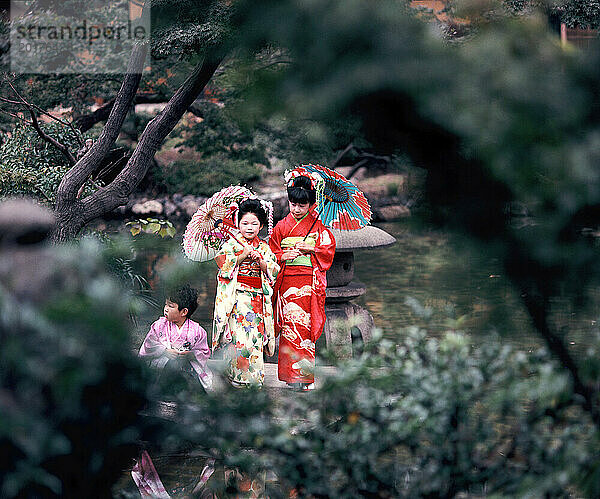 Japan. Kyoto. Kinder posieren in traditioneller Kleidung.