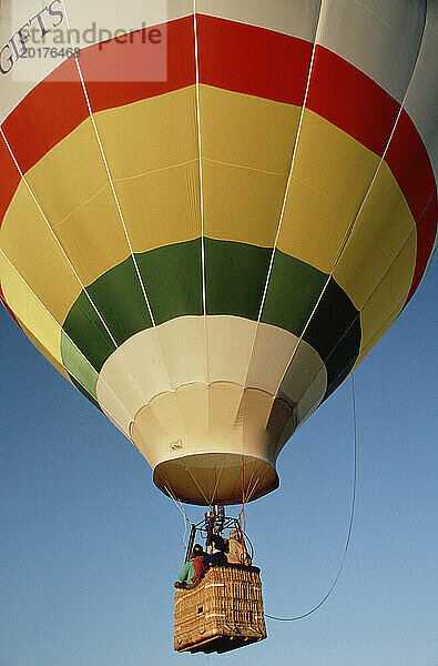 Australien. Heißluftballon fahren. Nahaufnahme eines Ballons im Flug.