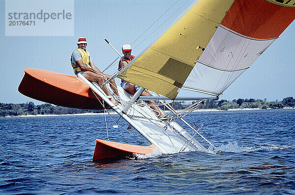 Australien. Sport. Zwei Männer segeln im Hobie-Cat-Katamaran.