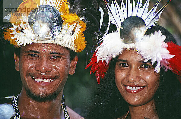 Französisch Polynesien. Gesellschaftsinseln. Tahiti. Außenporträt eines tahitianischen Mannes und einer tahitianischen Frau im traditionellen Hochzeitskostüm.