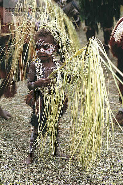 Papua Neu-Guinea. Sepik-Fluss. Krokodilfest. Kleiner Junge in traditioneller Kleidung.