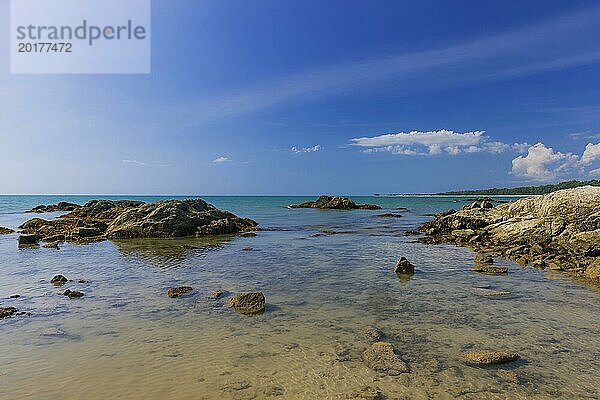 Felsige Strandlandschaft am Silent beach in Khao lak  Strand  Steinstrand  Panorama  Strandpanorama  steinig  Felsen  Badeurlaub  Urlaub  Reise  Tourismus  Meer  Meereslandschaft  Küstenlandschaft  Landschaft  felsig  steinig  Ozean  Strandurlaub  Wasser  Salzwasser  Natur  einsam  leer  niemand  Traumstrand  schön  Wetter  Klima  sonnig  Sonne  Paradies  Strandparadies  Thailand  Asien