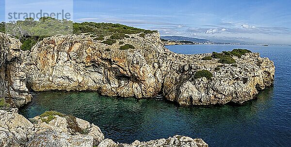 Weite Sicht auf zerklüftete Felsformationen entlang einer ruhigen Mittelmeerküste  Küstenwanderung im Süden Mallorcas