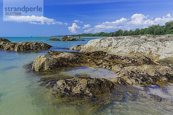 Felsige Strandlandschaft am Silent beach in Khao lak  Strand  Steinstrand  Panorama  Strandpanorama  steinig  Felsen  Badeurlaub  Urlaub  Reise  Tourismus  Meer  Meereslandschaft  Küstenlandschaft  Landschaft  felsig  steinig  Ozean  Strandurlaub  Wasser  Salzwasser  Natur  einsam  leer  niemand  Traumstrand  schön  Wetter  Klima  sonnig  Sonne  Paradies  Strandparadies  Thailand  Asien