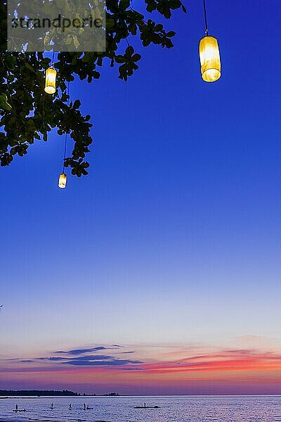Abendstimmung bei Sonnenuntergang mit typischen thailändischen Lampen im Baum  Meer  Ozean  Stimmung  Abendstimmung  Himmel  Abendlicht  Urlaub  Reise  Strand  Emotion  Ruhe  Stimmung  Urlaubsparadies  Khao Lak  Thailand  Asien